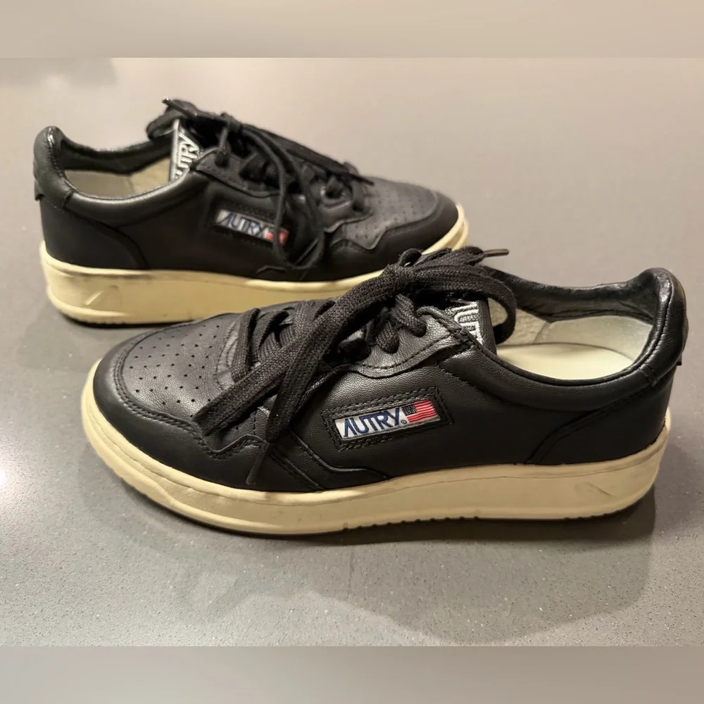 Autry Black Leather Medalist Low Sneakers in Super Soft Nappa Size 39 US 9 EUC